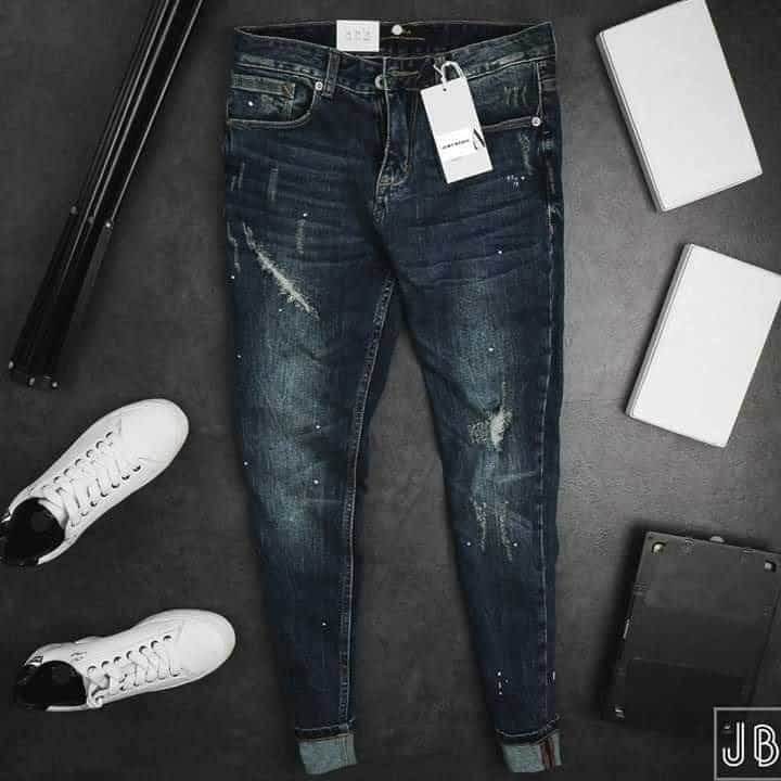 lim fit distressed jeans Abu Dhabi street style - 3411 